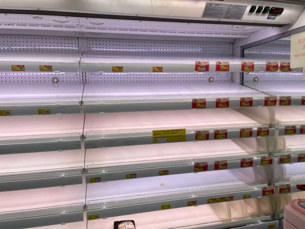 新冠疫情的恐慌下，各类商品被抢购一空。 //图片来源：Ettoday新闻云