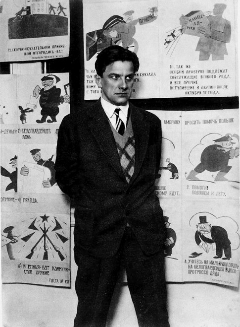亲革命诗人马雅可夫斯基的未来主义文艺团体「左翼艺术阵线」（又称列夫，ЛЕФ， LEF）是拉普发起的美学、政治猎巫行动的主要目标团体之一; 图像为马雅可夫斯基站在他在内战时期绘制的革命海报前。//图片来源：公共领域