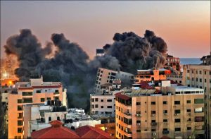 加萨市哈南迪（Hanadi）十一日遭以国空袭后冒出黑烟。（法新社）