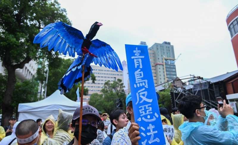 青鸟行动虎头蛇尾的经过以及这些民团作为民进党鹰犬试图操作「群众运动」的态度，充分表现了这些人对群众的真正态度：群众不过是政治戏码的动员原料。//图片来源：风传媒